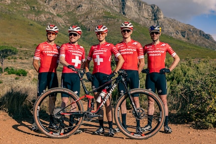 L'équipe UCI «Thömus maxon Swiss Mountain Bike Racing» avec le nouveau «Lightrider R3 Worldcup».