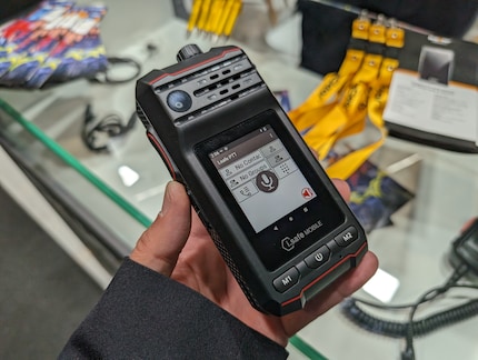 Le RG440 fait penser à un simple talkie-walkie, mais Android et la téléphonie mobile fonctionnent.