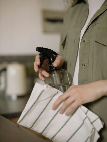Un vaporisateur d’eau et un torchon de cuisine. Très utiles quand on repasse !
