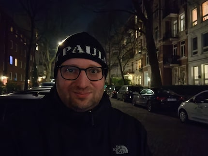 Le mode nuit ne réussit pas à améliorer la qualité des détails sur les selfies.