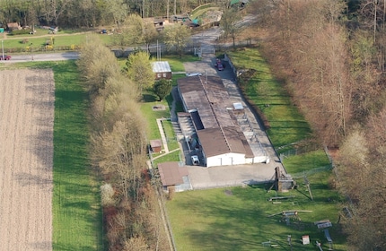Un emplacement pratique : situé en lisière de forêt, le centre pour chiens policiers n’a aucun problème de nuisances sonores et dispose d’assez d’espace pour les séances d’entraînement et les promenades.
