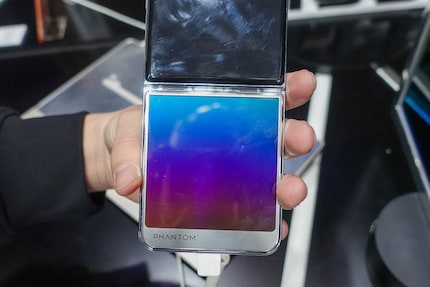 L'écran caméléon a été intégré par Tecno dans son smartphone à clapet.