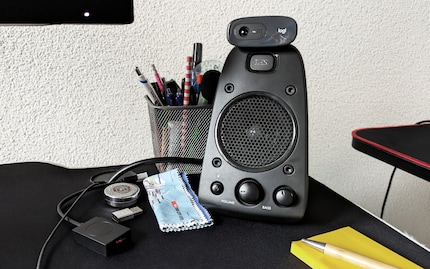 À côté du haut-parleur, de la webcam et du pot à crayon, les autres objets changent régulièrement de place.