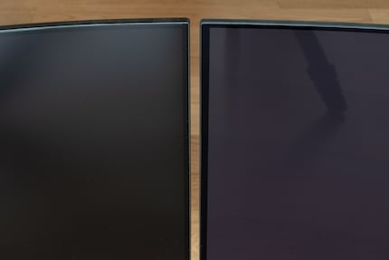 Dans un environnement lumineux, la dalle WOLED mate du PG34WCDM (à gauche) reste plus noire qu’une dalle QD OLED réfléchissante (à droite).