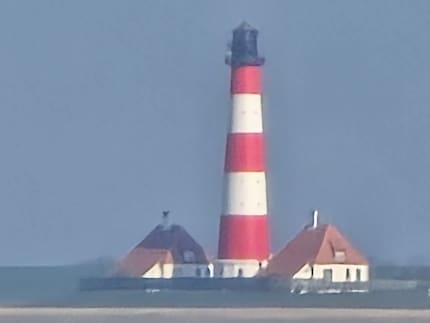 Le phare de Westerhever photographié plein cadre avec le zoom numérique ×100.