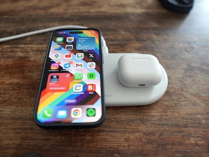 A côté du pad de chargement pour l'appareil mobile, vous trouverez un emplacement de chargement pour les écouteurs.