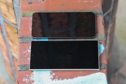 L’écran du S24 Plus (en haut) est nettement plus réfléchissant que celui du S24 Ultra.