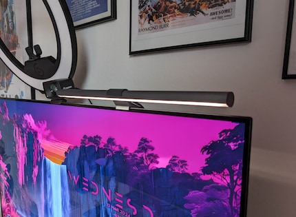 The screen bar lights up without being reflected in the screen.