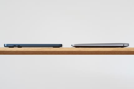 Le nouveau design (à gauche) est plus fin (1,13 cm) que celui de l’ancien (1,61 cm) et la forme cunéiforme classique est abandonnée.