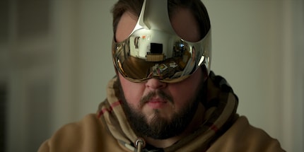 La star de « Game of Thrones » John Bradley joue le milliardaire Jack Rooney, qui n’existe pas dans le roman.