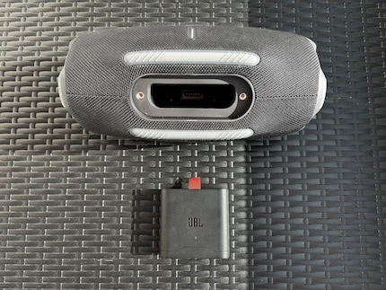 Le compartiment de la batterie se dévisse, vous pouvez retirer la batterie et la remplacer.