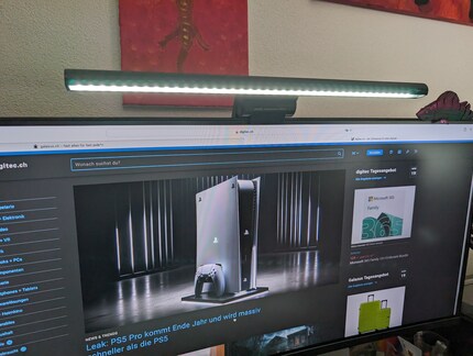 Positioned on top of the monitor, this screen bar beams light down onto the desk. There’s no reflection or glare.