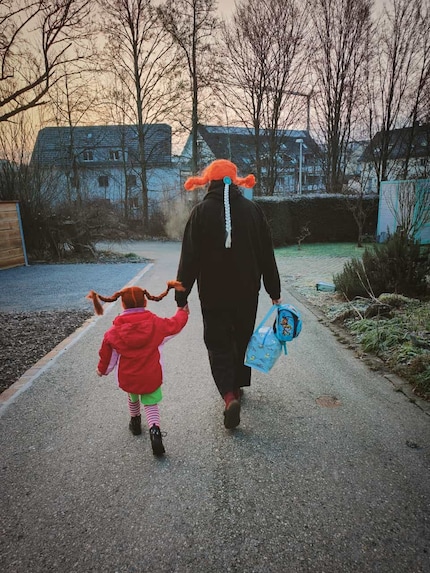 Pippi and Pippi/Elsa on the way to carnival.