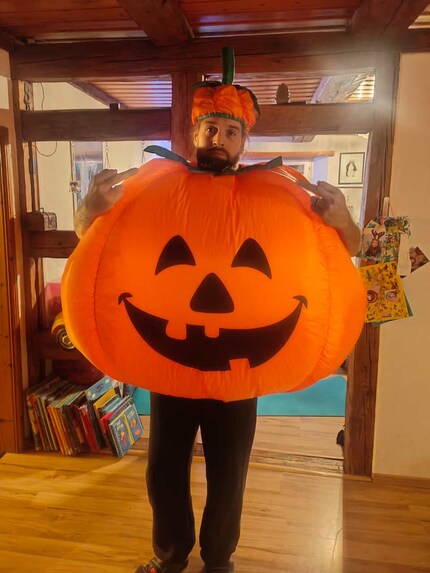 With all due modesty, I was THE eye-catcher on Halloween!