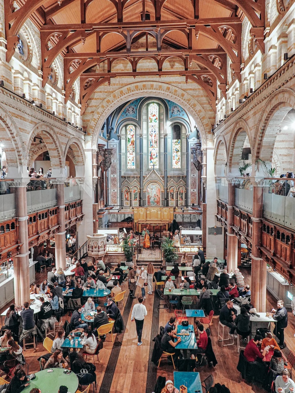 Food market in a former church: the Mercato Mayfair.