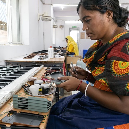 dbramante has its own factory in India where the leather goods are produced.