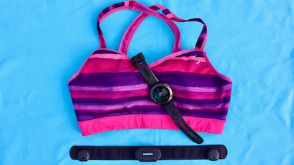 La ceinture est plus courte que les ceintures pectorales conventionnelles et s'adapte à votre soutien-gorge de sport.