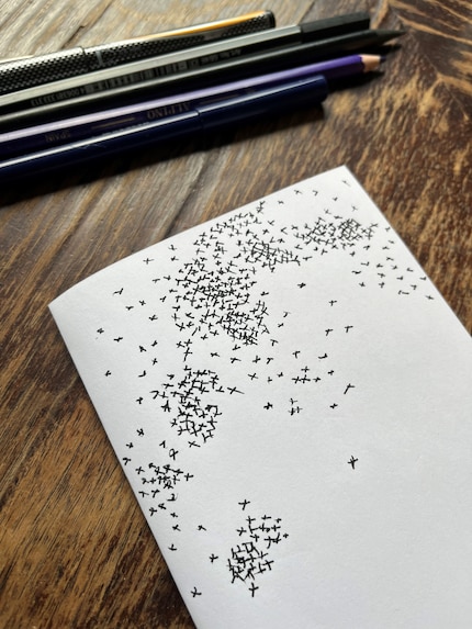 La nuée d’oiseaux me semble plutôt être un nuage de moustiques. Plus le dessin est éloigné, plus il semble réaliste.