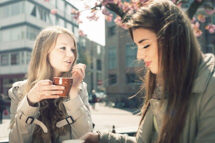 Boire un café dehors, c’est bien mieux à deux.