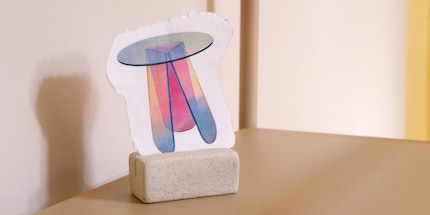 The finish of «Shimmer Tavoli» from Glas Italia creates an iridescent rainbow effect.