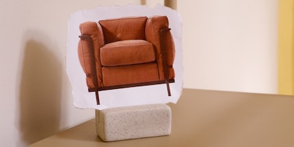 Despite its generous upholstery, the «LC2» armchair from Cassina appears extremely slim.