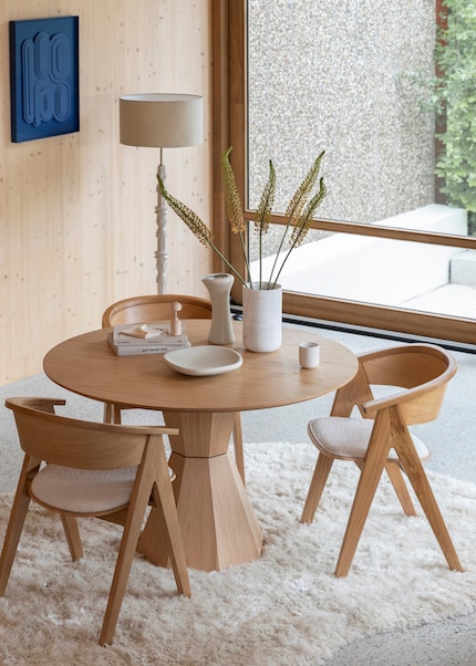 Dimensions : ⌀ 120 x 75 cm | Matériau : bois d’acacia, placage chêne