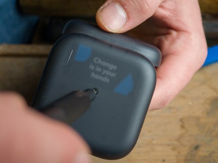Une seule vis et vous pouvez remplacer la batterie de l’étui.