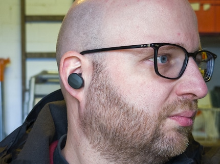Les Fairbuds dépassent un peu plus de mes oreilles que d’autres écouteurs intra-auriculaires, mais c’est rarement gênant.