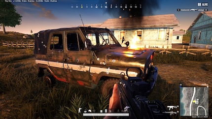 La voiture a explosé quelques secondes plus tard, même si son capot était encore attaché.