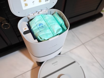 La station d'aspiration transporte la saleté directement du robot dans un sac.