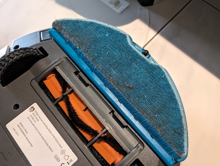 Après avoir lavé les sols d'une pièce, la serpillière est tellement sale que je dois l'enlever et la laver.