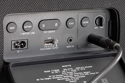 De nombreux connecteurs et touches sont cachés sous le cache en caoutchouc.