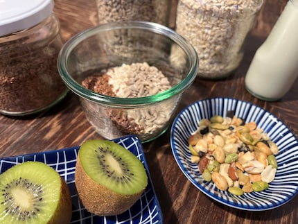 Pour le topping, des fruits frais, des noix et des mélanges de graines conviennent parfaitement.