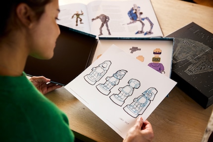 En plus du livre, des impressions d'art sont également incluses.