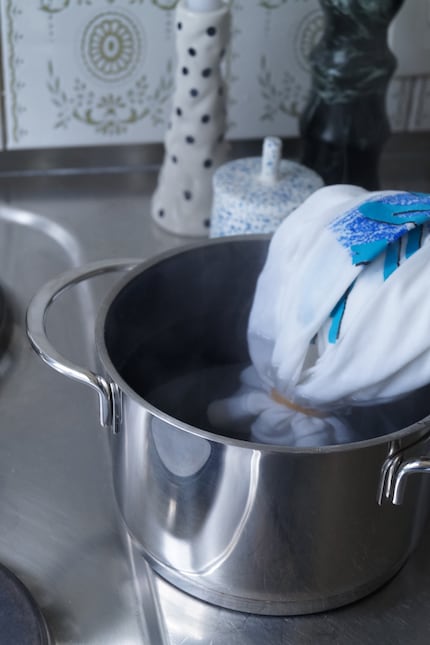 … et hop dans la casserole d’eau bouillante.