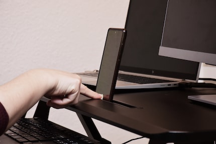 Par contre, pour le smartphone, la fente est un peu trop profonde, j’ai du mal à atteindre le lecteur d’empreintes digitales.