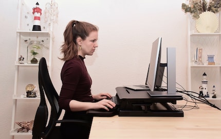 Même en position assise, la hauteur des écrans est adaptée. Merci d’ignorer les câbles qui traînent.
