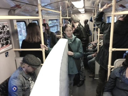 Cette photo me fait penser à moi avec mon meuble géant dans les transports publics.