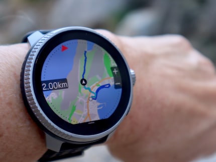 Cartes hors ligne, GPS multibande, fonction zoom et écran lumineux : en matière de navigation, la Suunto Race dépasse mes attentes.