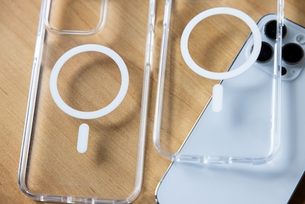 The difference is barely visible: the dbramante case after almost a year in use (on the left) shows no signs of yellowing. The case on the right is brand new.