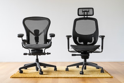 Le dossier de l’Aeron (à gauche) se rétrécit vers le bas et offre plus de place pour les bras. La Fujin Pro (à droite) a une forme différente. La suspension séparée des accoudoirs la rend plus large.
