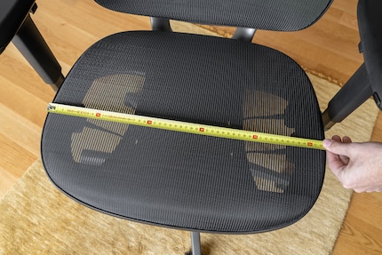 L’assise de la Fujin Pro est plate et large de 52 cm. Elle favorise une posture correcte.