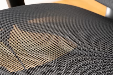 La maille semble robuste. Je ne comprends pas pourquoi Razer propose une très courte durée de garantie.