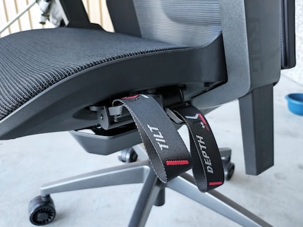 Une base solide en aluminium assure une capacité de charge allant jusqu’à 150 kg. Les sangles permettent de régler la chaise en position assise, sans devoir se contorsionner.