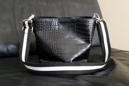 Nice and flexible thanks to the adjustable strap.
