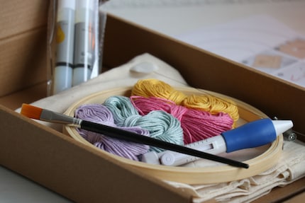 À part les ciseaux et le crayon, il y a tout ce dont vous aurez besoin.