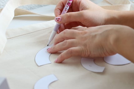 Je reporte les formes découpées sur le tissu au crayon.