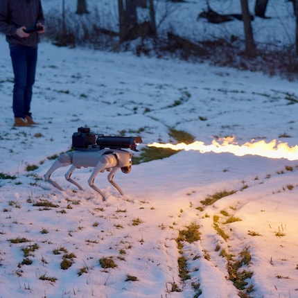 Un smartphone avec une manette de jeu suffit pour commander le chien cracheur de feu.