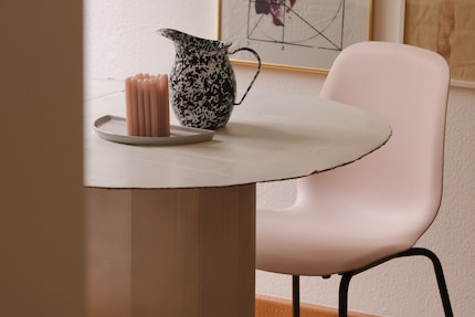 Un peu trompeur : en plissant un peu les yeux, on pourrait croire que la table est en bois.