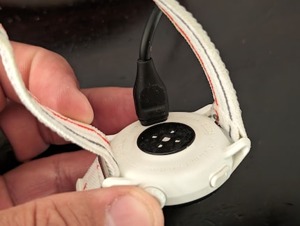 Je dois brancher le câble de recharge à l'arrière, ce n'est pas une solution élégante.